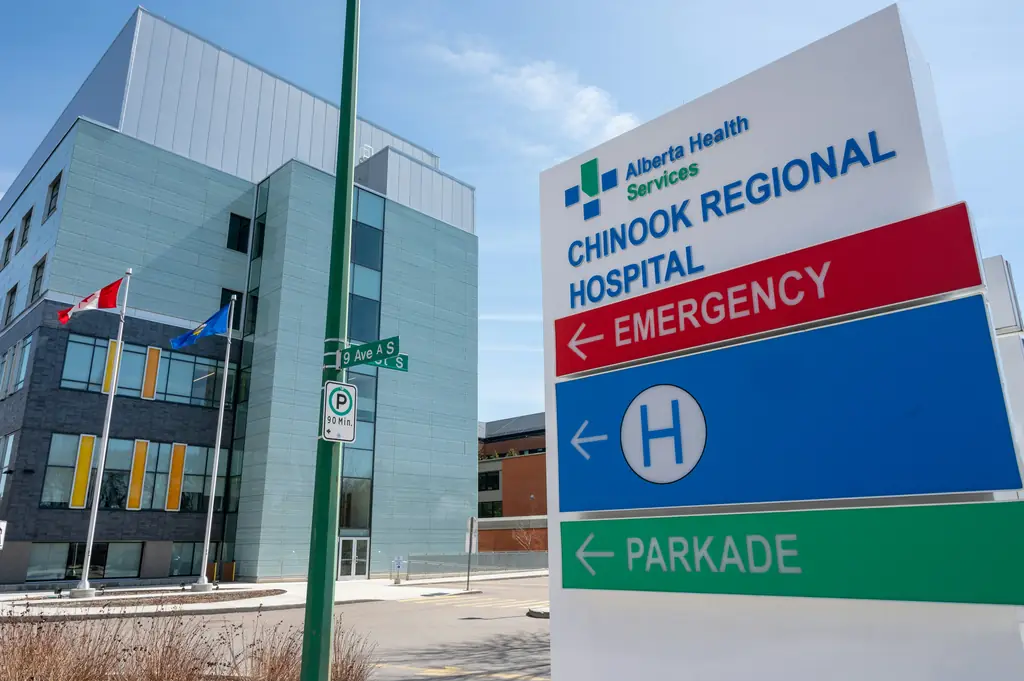 Les panneaux des urgences d’un hôpital d’Alberta Health Services, au Canada