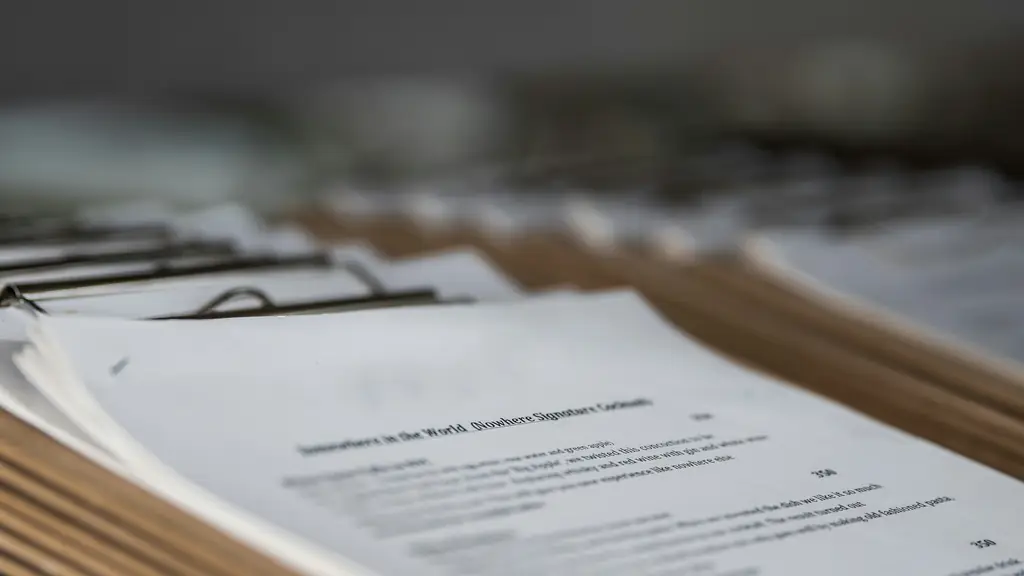 Des piles de documents agrafés sur un bureau : les pièces d'un dossier d'immigration