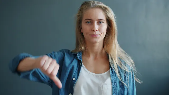 Une femme fait un signe de pouce vers le bas : les erreurs à ne pas reproduire dans un dossier Entrée express au Canada
