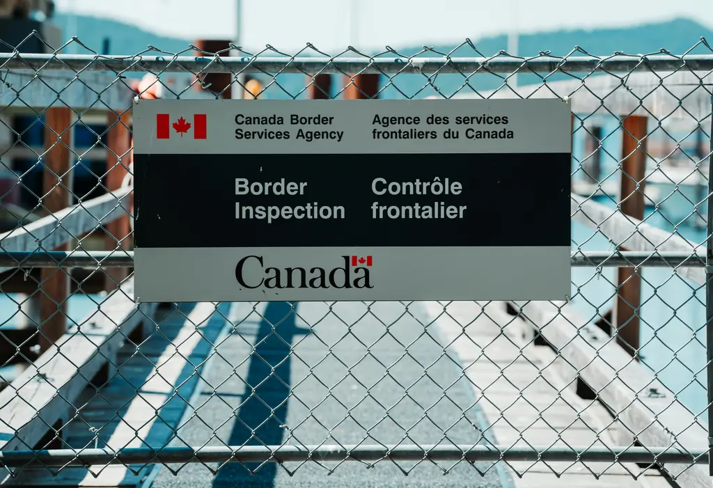 Un poste de contrôle frontalier canadien : la porte d’entrée de la résidence permanente par l’Entrée express