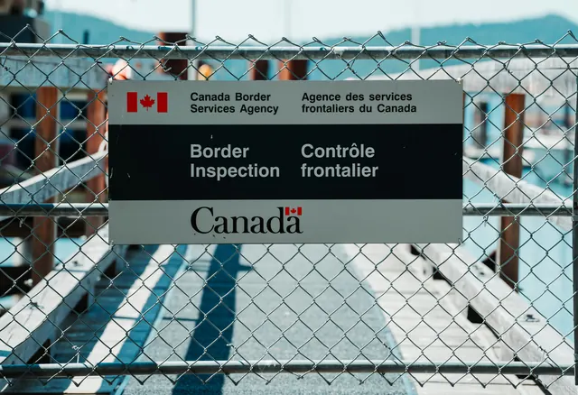 Un poste de contrôle frontalier canadien : la porte d’entrée de la résidence permanente par l’Entrée express