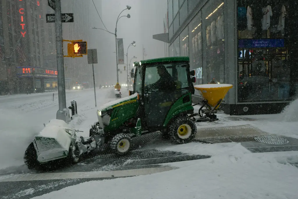 Un engin de déneigement au travail dans une rue enneigée du Canada : un métier admissible à l’immigration