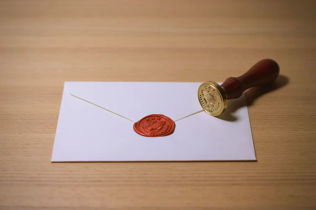 Un sceau de cire rouge sur une enveloppe : la mention Sceau rouge apposée sur un certificat de métier