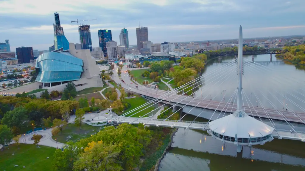 Le pont Esplanade Riel et le quartier de Saint-Boniface à Winnipeg, au Manitoba : les communautés francophones hors Québec