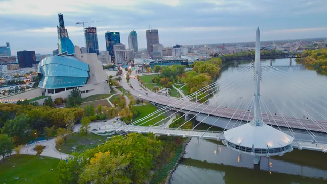 Le pont Esplanade Riel et le quartier de Saint-Boniface à Winnipeg, au Manitoba : les communautés francophones hors Québec