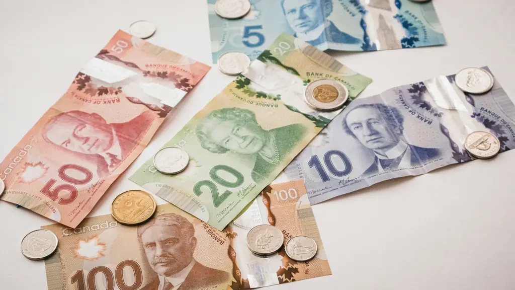 Des billets et des pièces en dollars canadiens : l’apport bancaire à justifier pour venir au Canada