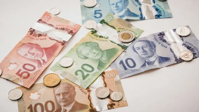 Des billets et des pièces en dollars canadiens : l’apport bancaire à justifier pour venir au Canada