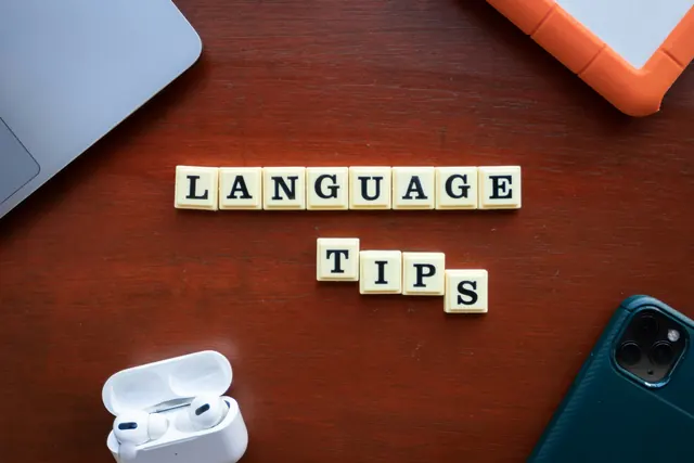 Des lettres de Scrabble formant le mot « language » : les tests de langue exigés pour immigrer au Canada