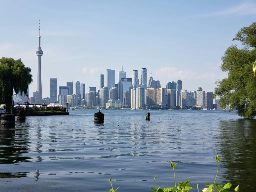 Vue d'une ville canadienne depuis le lac
