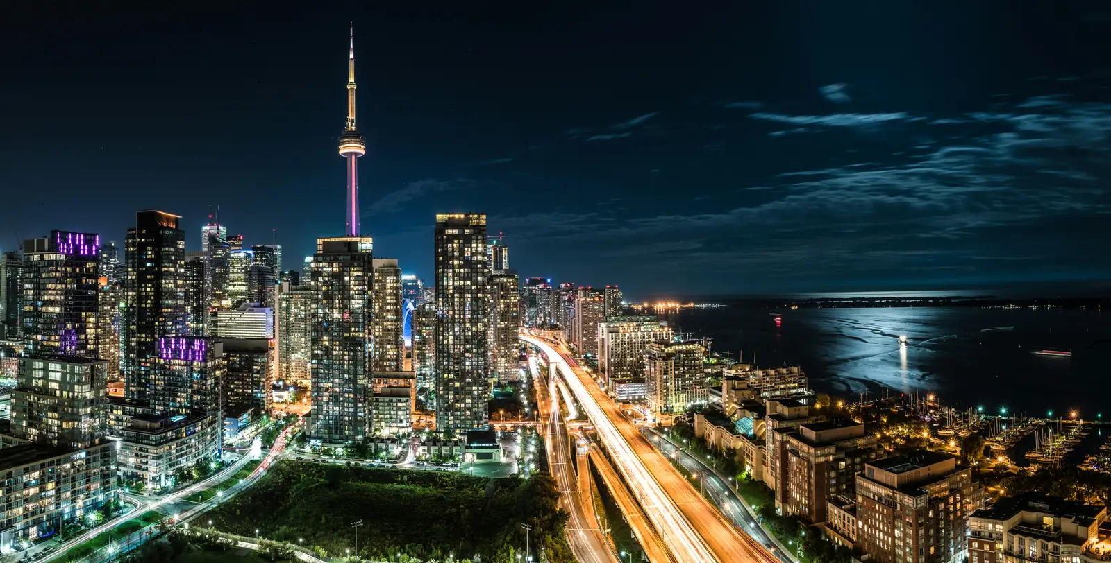 Vue nocturne d'une ville canadienne
